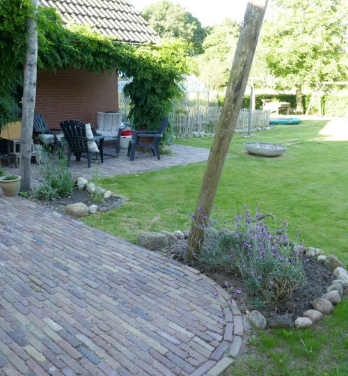 Miniborder nabij terras