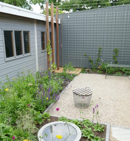 Een kleine tuin die groter lijkt, gebruik van Achterhoeks padvast