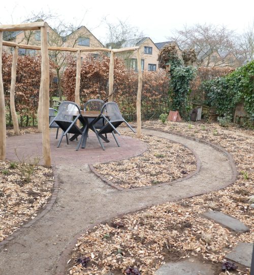 Tuin met speelse vormen