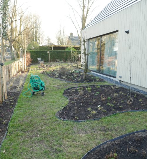 Aanleg van een bloemeneilandentuin